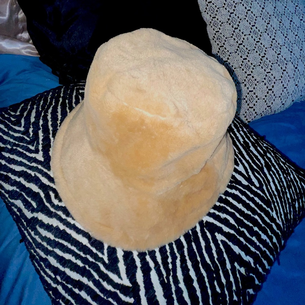 Fuzzy bucket hat 🤎 - Picture 2 of 3